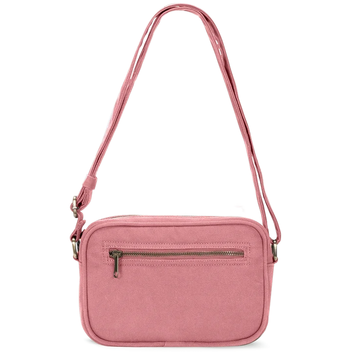 Vista trasera de la bandolera rosa Nino de Hindbag, con bolsillo de cremallera y correa ajustable con enganches metálicos.