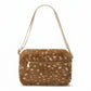 Vista trasera de la bandolera Nino de Hindbag con estampado de cervatillo y bolsillo exterior con cremallera dorada.