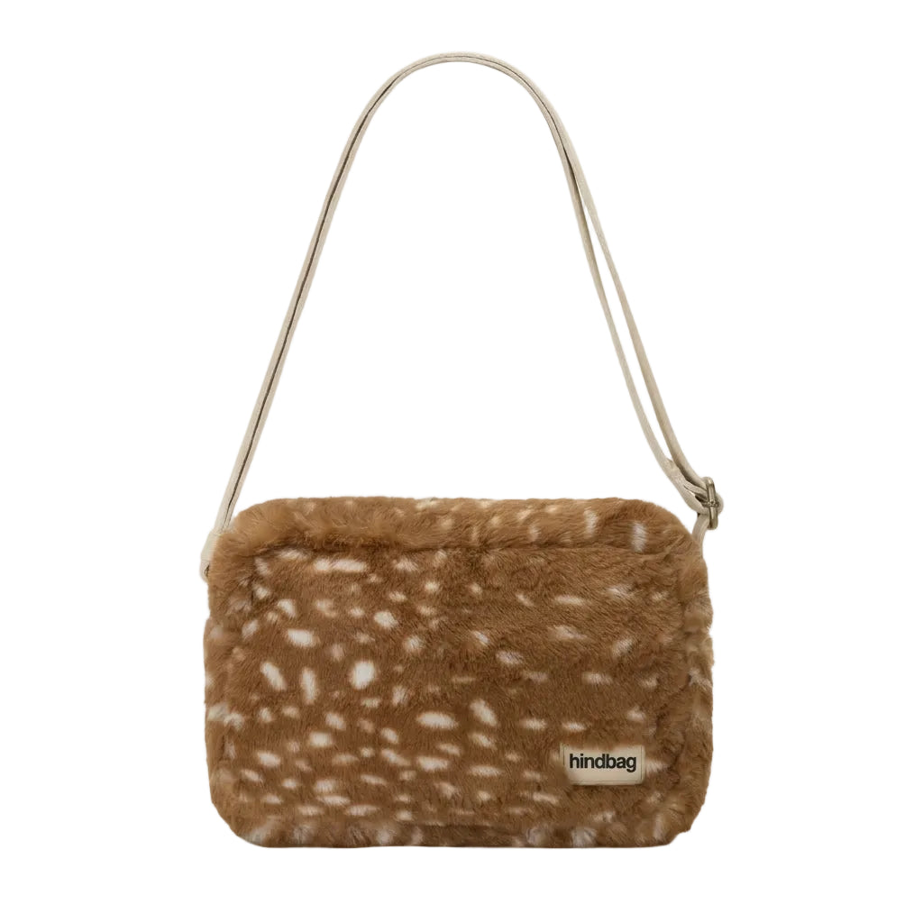 Vista frontal de la bandolera Nino de Hindbag con estampado de cervatillo, textura de pelo marrón, manchas claras y correa ajustable cruda.