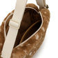 Interior de la bandolera Nino de Hindbag, con forro marrón, bolsillo abierto y cierre superior de cremallera.