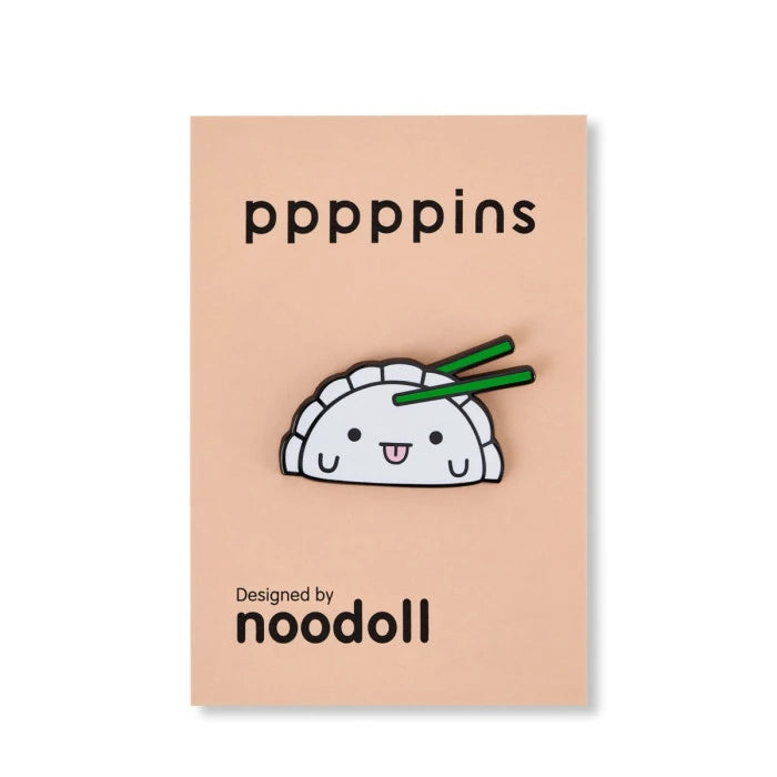 Pin divertido con diseño de dumpling kawaii de Noodoll agarrado con unos palillos verdes