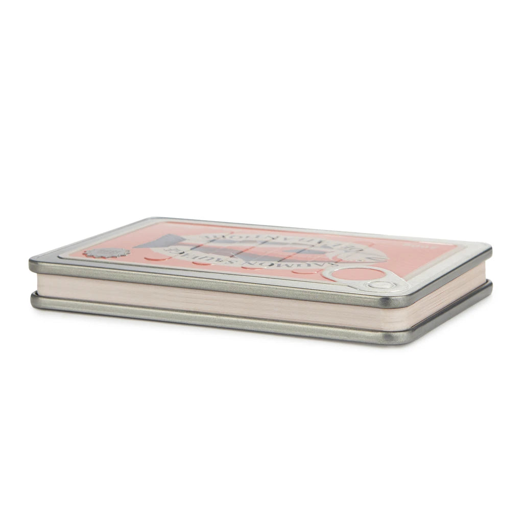 libreta en forma de lata de conservas en color rojo y con partes metálicas y un salmón en el centro con el texto Saumon sauvage de l'atlantique, e vista de lado
