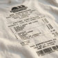 plano detalle de camiseta con dibujo de factura de bar