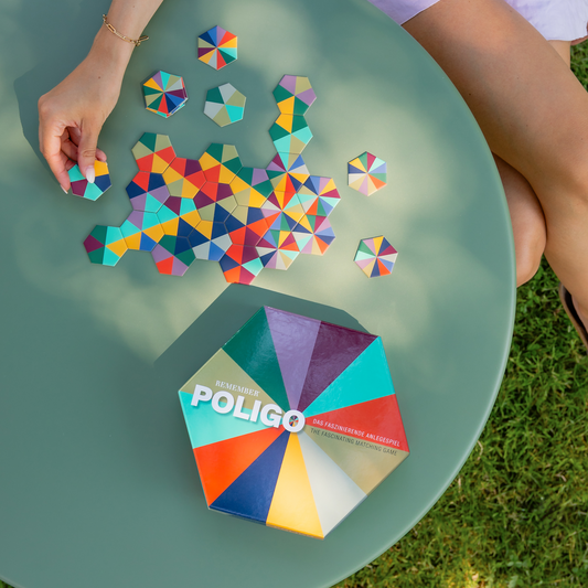 persona jugando al juego de mesa poligo de remember al aire libre