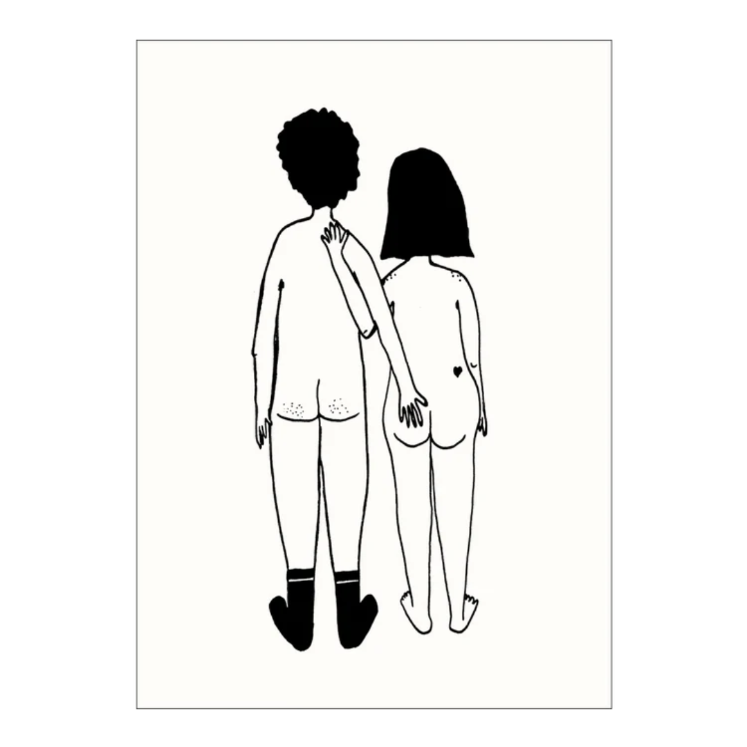 Postal de una pareja desnuda de espaldas en la que él apoya su mano en el culete de ella