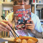 Persona cocinando usando el libro de recetas Cocina Anime para hacer gyozas