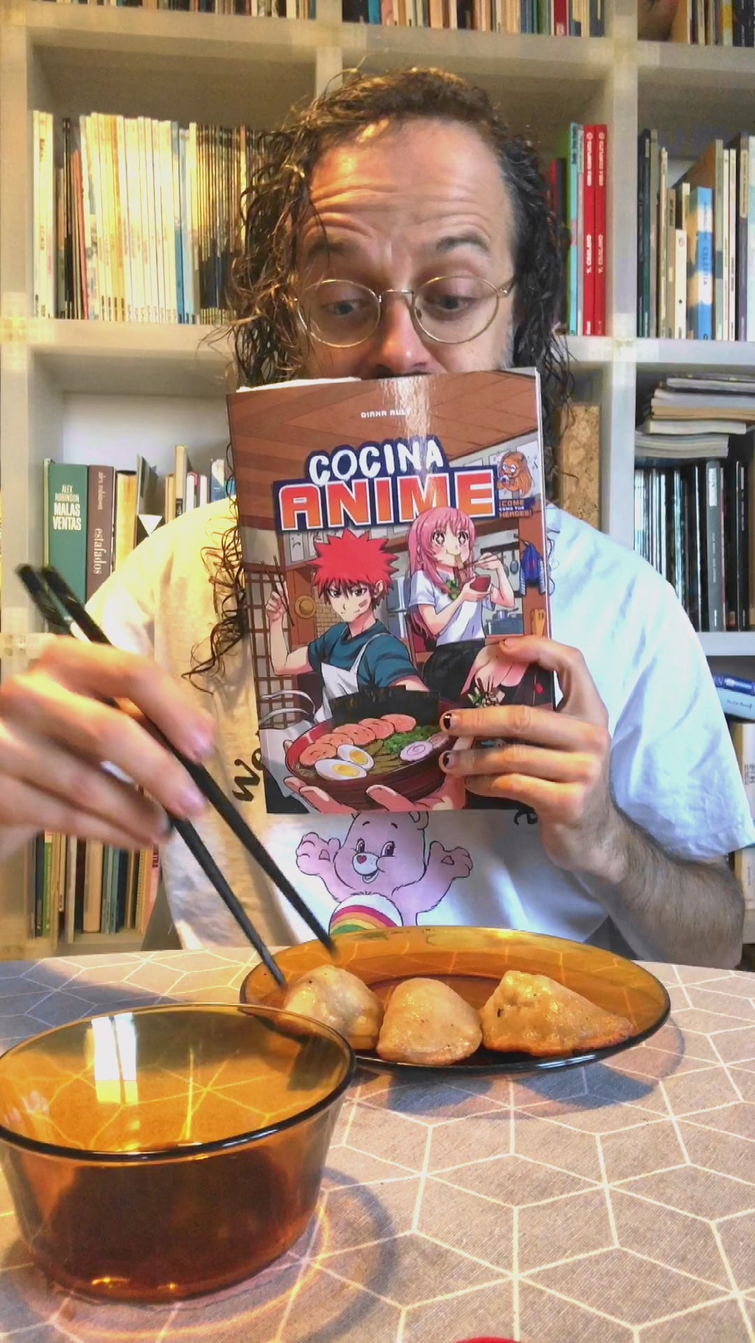 Persona cocinando usando el libro de recetas Cocina Anime para hacer gyozas