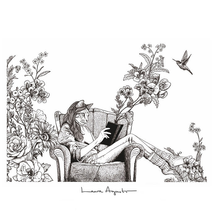 ilustración de una chica con cara de felino leyendo un libro del cual salen flores, mientras está sentada en un sofá
