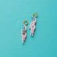 pendientes de metacrilato de la artista mitumi con dos mujeres nadando desnudas en color rosa con el pelo verde