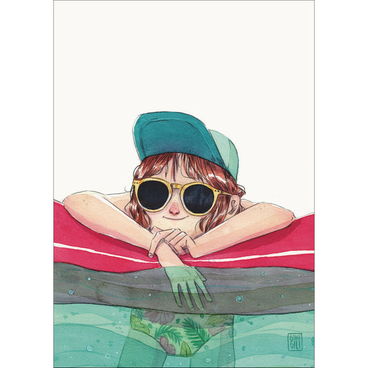 Postal con ilustración de Esther Gili de una niña con gafas de sol y gorra en el agua agarrada a una colchoneta