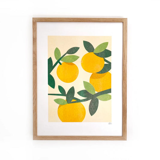 Risografía de naranjas de Elisa Talens en marco de madera