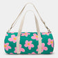 parte de detrás de la bolsa de viaje Simon de la marca Hindbag en colaboración con We are Jolies en color verde con patrón de flores rosas con el centro amarillo y las asas beige