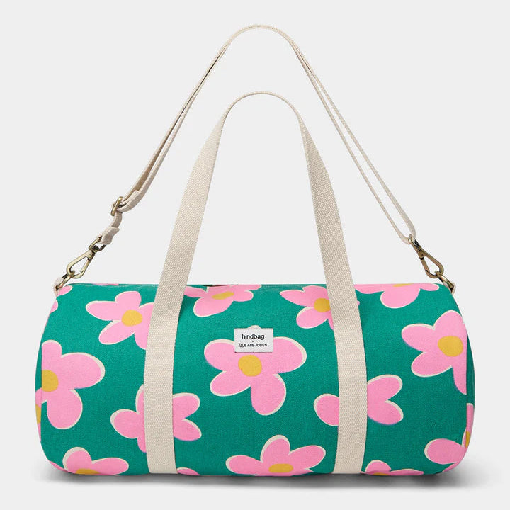 parte de delante de la bolsa de viaje Simon de la marca Hindbag en colaboración con We are Jolies en color verde con patrón de flores rosas con el centro amarillo y las dos asas beige