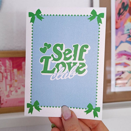 postal con el texto "Self love club" en letras verdes y con fondo azul