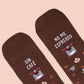 Detalle del texto de los Calcetines marrones Sin café no me espresso con estampados de granos de café, cafeteras y tazas