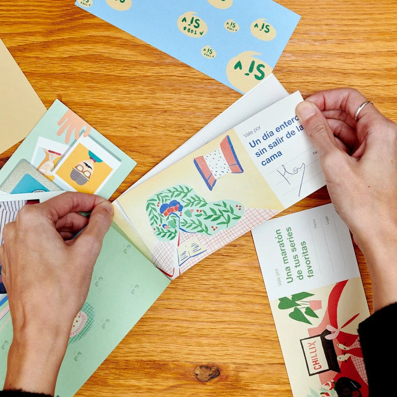 persona arrancando una hoja del talonario con el teto "un dia entero sin salir de la cama" y la palabra "hoy" escrita a mano. Con un dibujo de dos personas bajo una manta