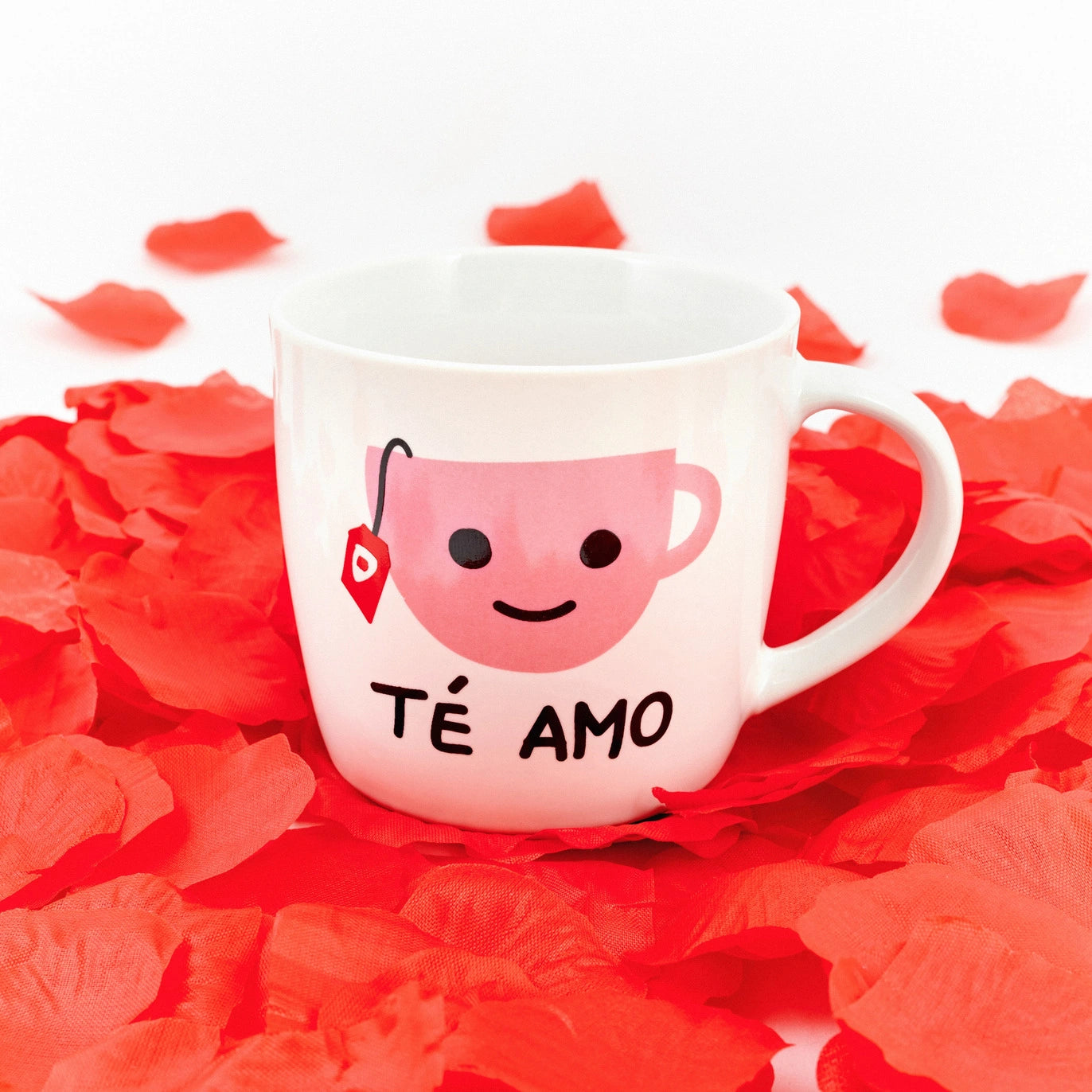 taza de porcelana con la imagen de una taza de té y la inscripción "té amo" 