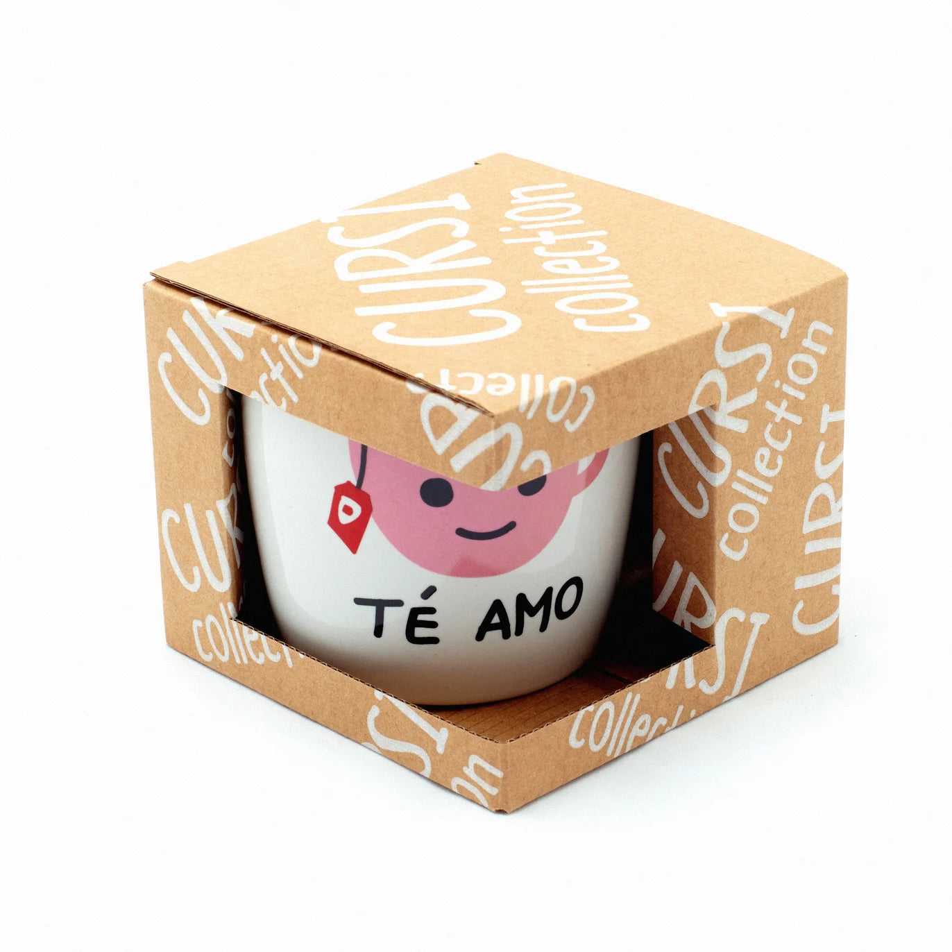 taza de porcelana con la imagen de una taza de té y la inscripción "té amo" en su embalaje que es una caja marron