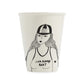Taza en blanco y negro de una mujer que lleva una gorra en la que pone "Boss lady" y una camiseta en la que pone "I am always right". 