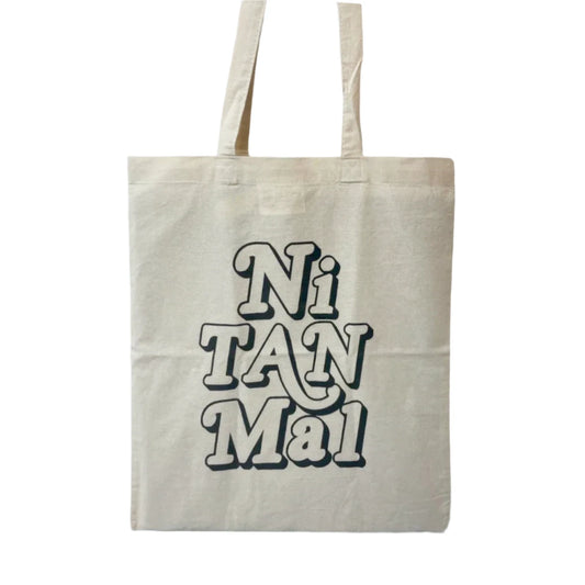 Totebag de color blanco con el texto "ni tan mal" en línea negra 