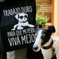 foto de un perro con una tote de color negro con el texto "trabajo duro para que mi perro viva mejor" en letras blancas