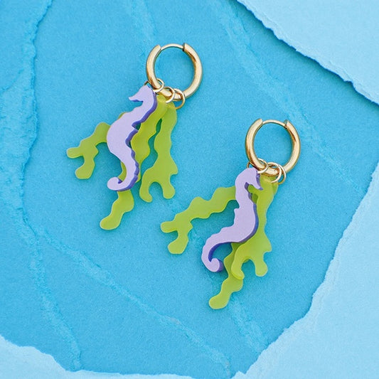 Pendientes Caballito de Mar de Mitumi en morado, con tres piezas con forma de alga verde que también cuelgan del aro