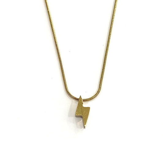 Collar dorado de acero con forma de rayo