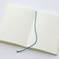 Cuaderno MD de Midori con papel japonés de alta calidad tamaño A6 con hojas rayadas y marcapáginas de seda azul