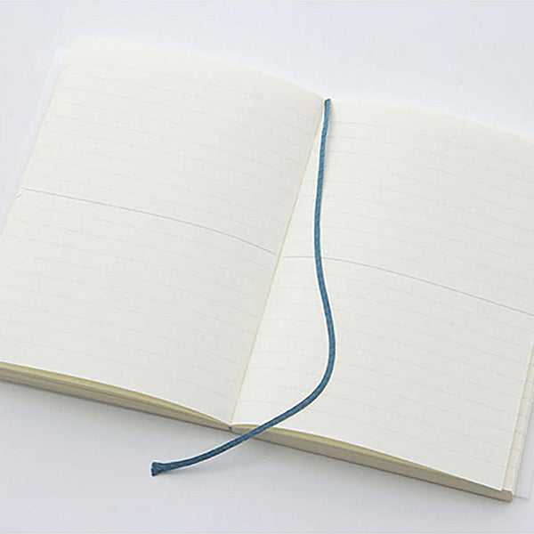 Cuaderno MD de Midori con papel japonés de alta calidad tamaño A6 con hojas rayadas y marcapáginas de seda azul