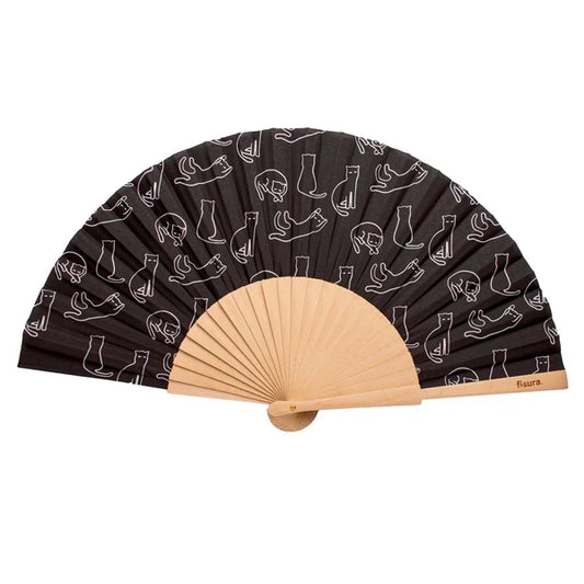Abanico negro de tela y madera con estampado de siluetas de gatos en diferentes posturas