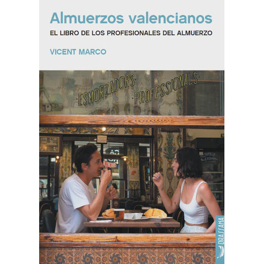Dos personas comen un almuerzo con bocadillos y cerveza  en el interior de un bar en la portada de Almuerzos valencianos. El libro de los profesionales del almuerzo. de Vicent Marco