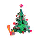Árbol de Navidad montable de cartón de hojas verdes y con decoración de bolitas rojas y piñas y una figurita de ardilla