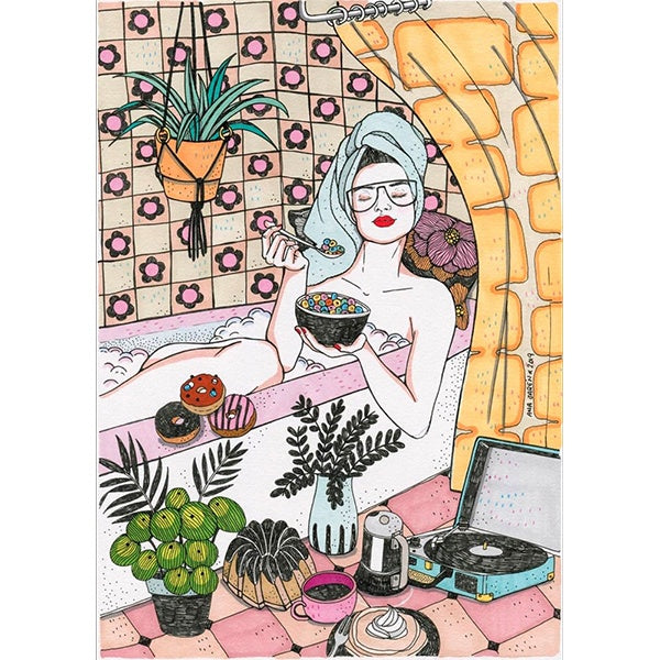 Ilustración de Ana Jarén de una mujer con gafas de aviador y labios rojos tomando un baño de espuma con un turbante en la cabeza mientras come un tazón de cereales cheerios de colores. Alrededor de la bañera hay un tocadiscos, plantas, una cafetera y varios dulces y pasteles.
