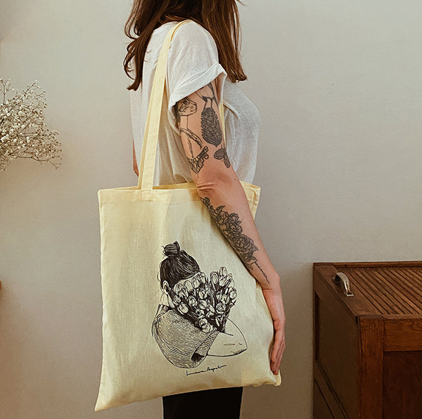 Laura Agustí posa con su bolsa de tela con la ilustración Full of Tulips serigrafiada