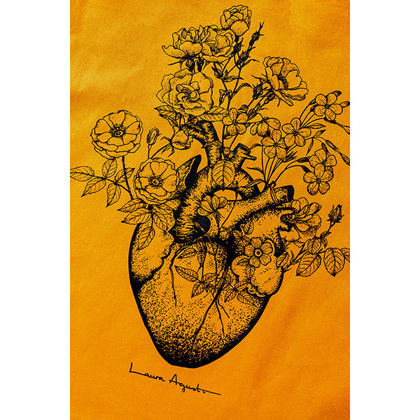 Detalle de la ilustración del corazón con flores de Laura Agustí sobre tela color cúrcuma