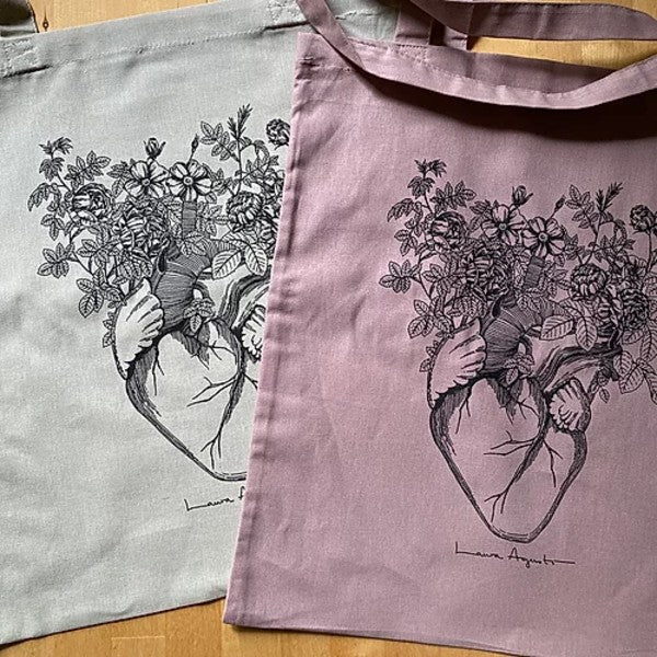 Bolsas de tela con un corazón anatómico del que salen flores en verde eucalipto y nude