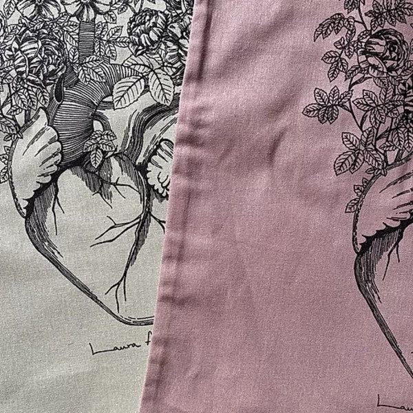 Detalle de las bolsas de tela de Laura Agustí con un corazón anatómico del que salen flores