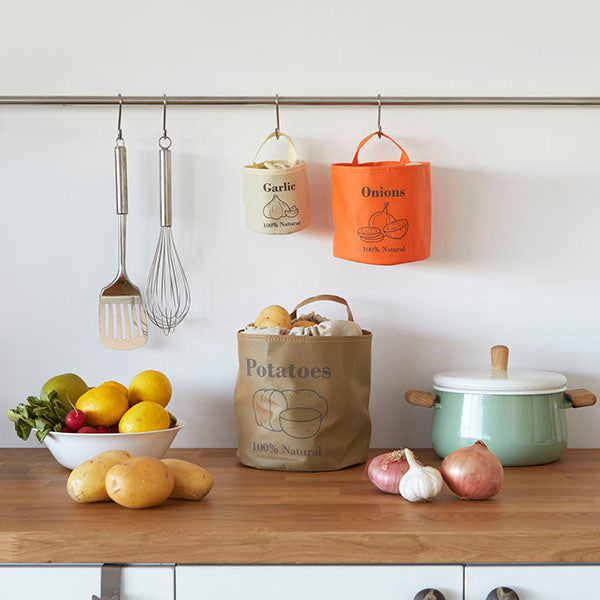 Cocina con bolsas para verduras