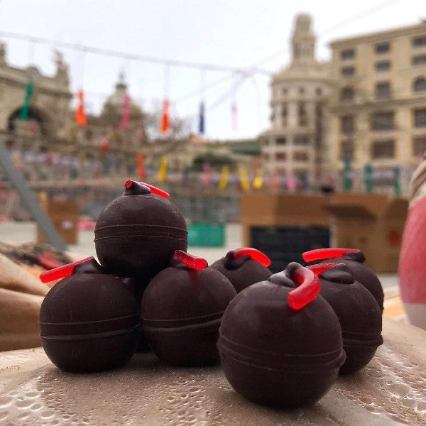Bombetas de chocolate rellenas de cazalla con mecha de regaliz en la Plaza del Ayuntamiento de Valencia durante la mascletá en Fallas