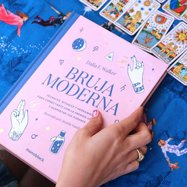 Una mano sujetando el libro Bruja Moderna de Dalia F. Walker