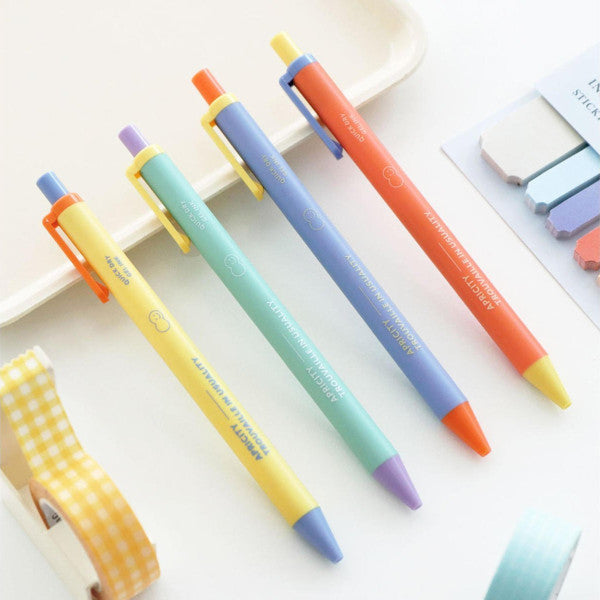 Cuatro bolígrafos de gel en vivos colores: naranja, verde, amarillo y azul