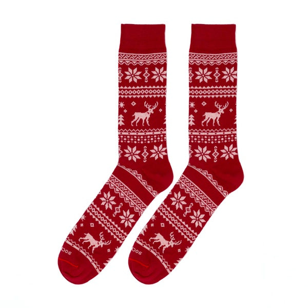 Calcetines rojos con estampado de cenefas navideñas y renos en blanco