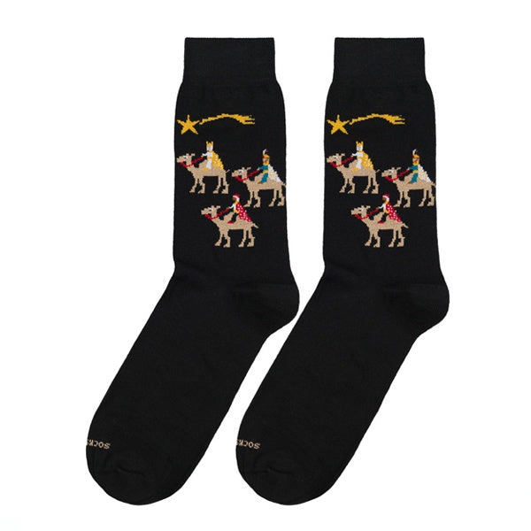 Calcetines negros con estampado de los tres reyes magos, sus camellos y la estrella de Navidad