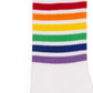 Detalles de unos calcetines blancos con la bandera del arcoíris