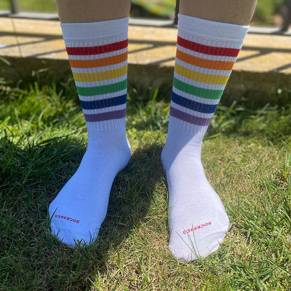 Calcetines blancos con rayas de los colores del arcoíris