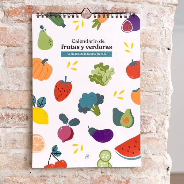 Calendario de frutas y verduras de temporada atemporal colgado en una columna de ladrillo visto