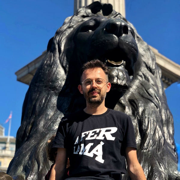 Chico de la tienda Gnomo (Valencia) en Trafalgar Square, en Londres, con la camiseta de A Fer la Mà
