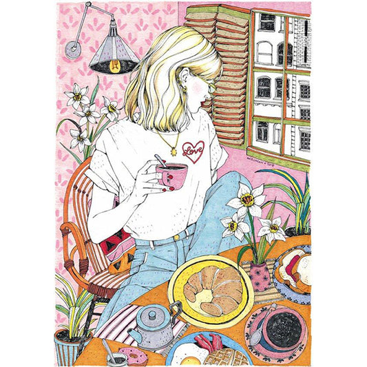 Chica rubia tomando café en una casa de paredes cubiertas de papel pintado rosa y mirando por la ventana