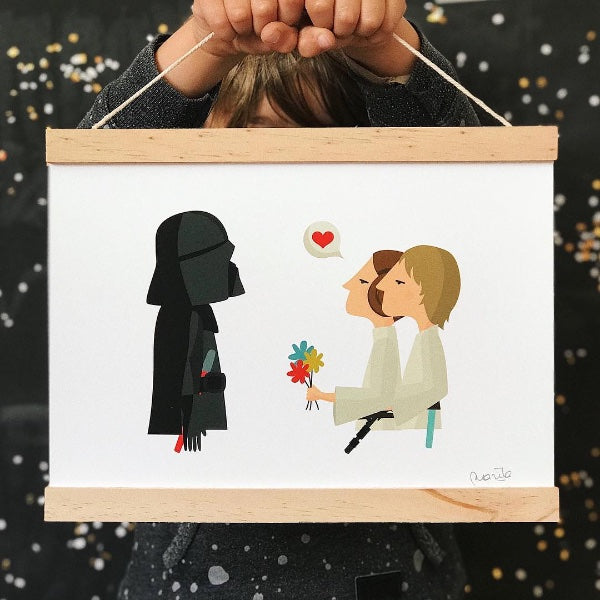 Niño sujetando colgador de madera de 30 cm en una ilustración de Star Wars