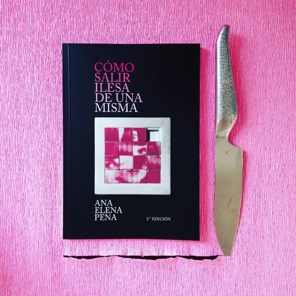  Libro de poesía de Ana Elena Pena sobre fondo rosa con cuchillo de cocina rasgando el papel